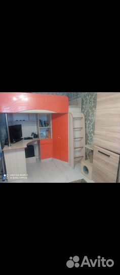 Детская кровать чердак со столом и шкафом