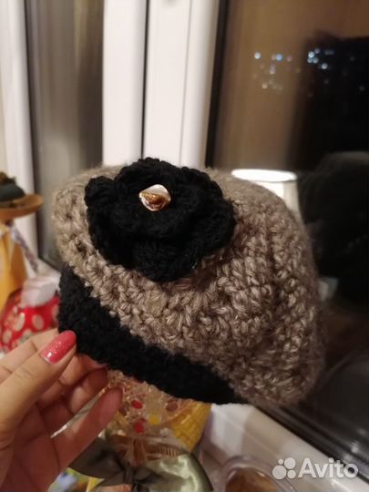 Берет на девочку вязаный с брошью из камня