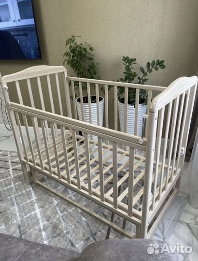 Детская кроватка с поперечным маятником