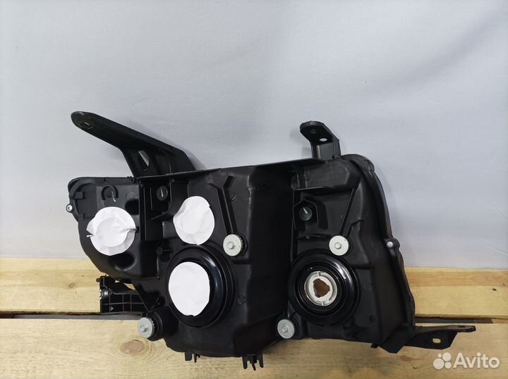 Фара левая Mitsubishi Pajero 4 2006