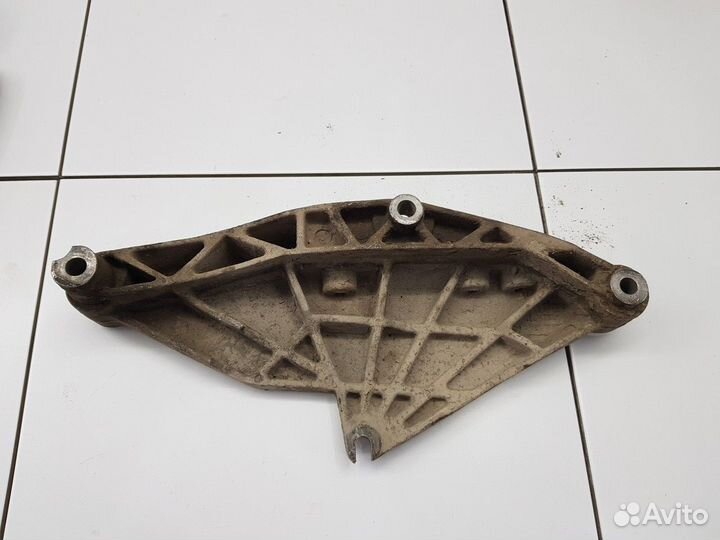 Кронштейн двигателя правый