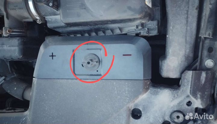 Avensis 2 t25 Фиксатор гайка крышки акб 587730505