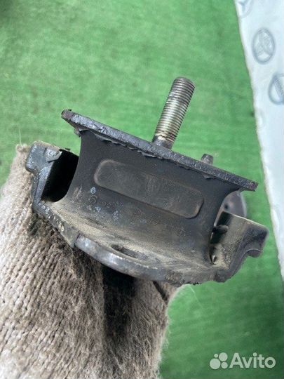 Подушка двигателя левая Toyota Hiace SR40 3S-FE