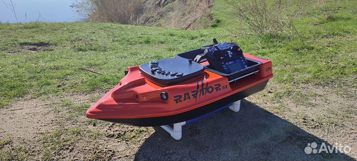 Прикормочный кораблик с GPS для рыбалки