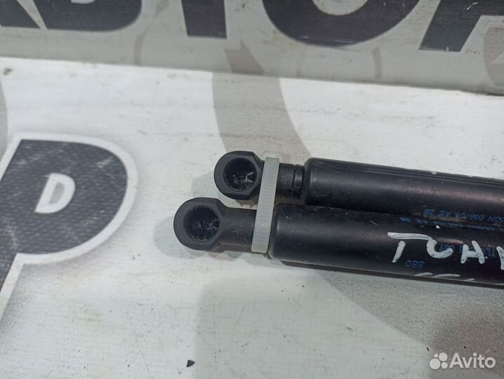 Амортизатор стекла багажника Volkswagen Touareg 7L