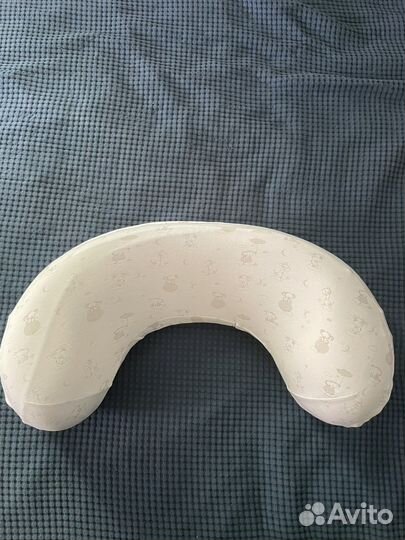 Анатомическая подушка для кормления