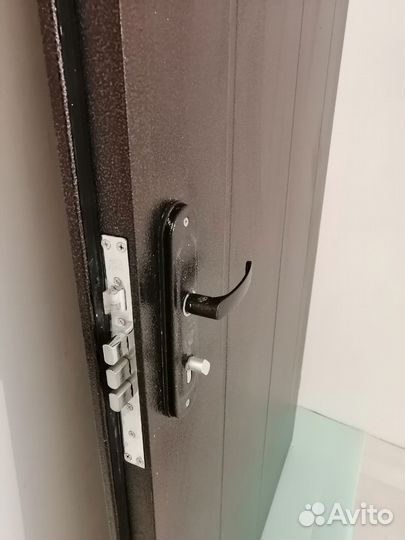 Дверь входная металлическая от застройщика