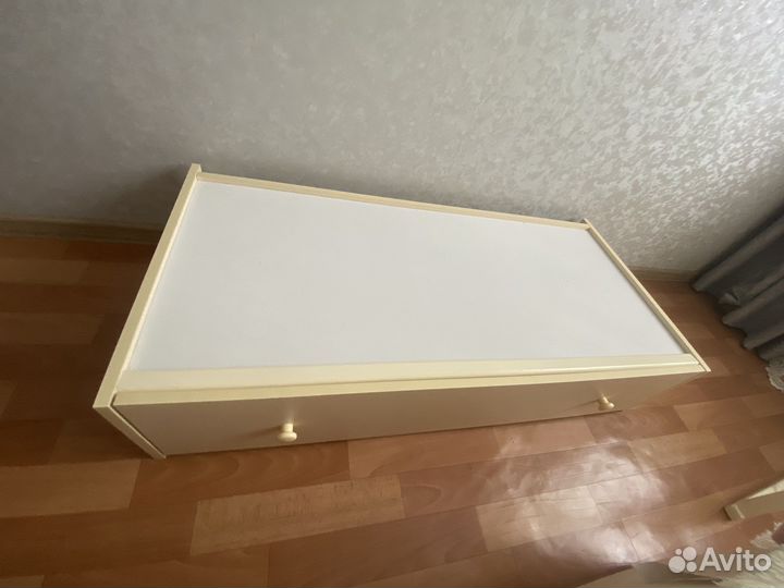 Детская кроватка с маятником