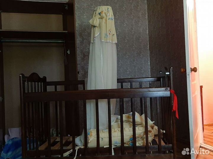 Детская кроватка с маятником