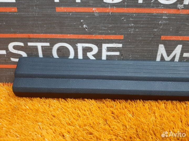 Накладка на порог салона передняя левая