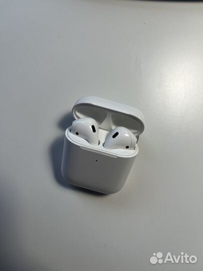 Apple Airpods 2 с беспроводной зарядкой