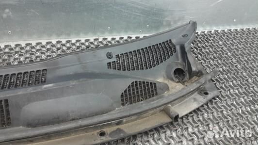 Накладка декоративная (жабо, дождевик) toyota RAV