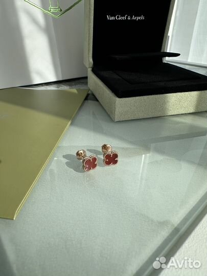 Серьги van cleef клевер с сердоликом