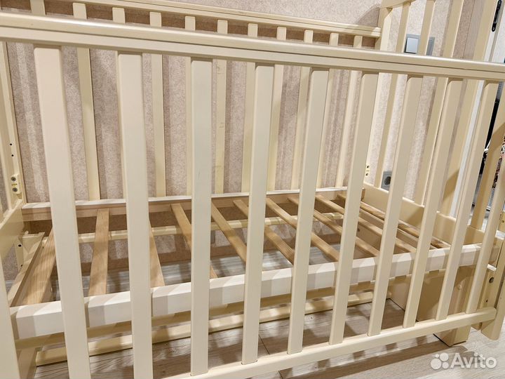 Детская кроватка с маятником б/у