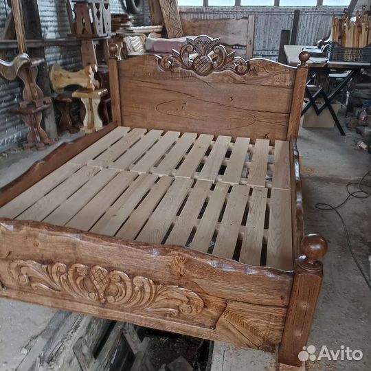 Кровать из массива дерева