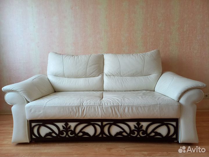 Двухместный диван-кровать белого цвета кожа и экок