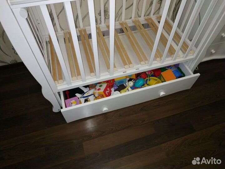 Детская кроватка с маятником