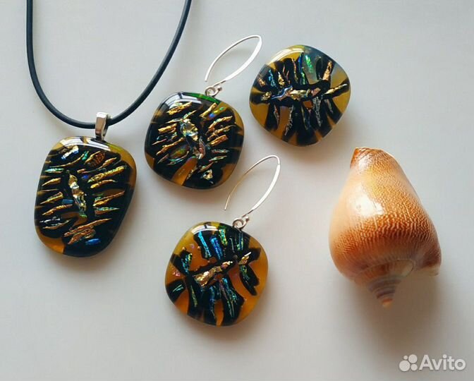 Комплект украшений из цветного стекла