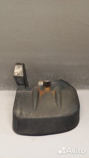 Брызговик передний правый Mitsubishi L 200