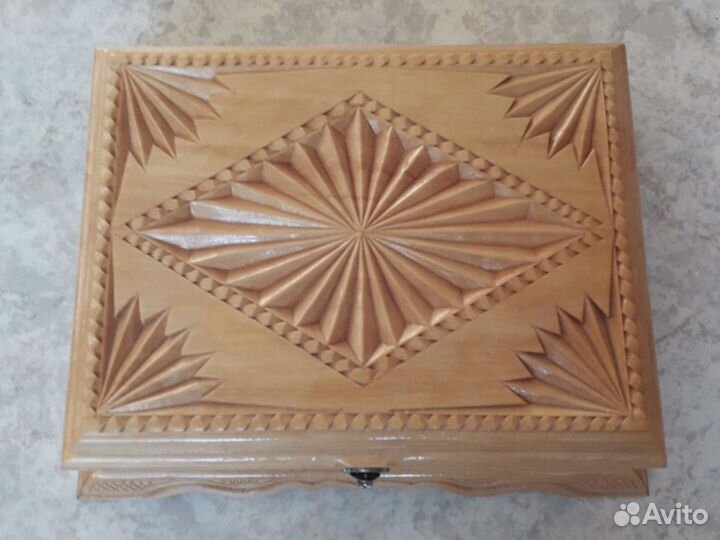 Деревянная шкатулка