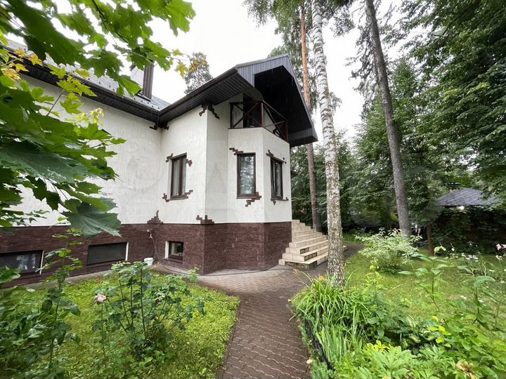 Дом 390,6 м² на участке 10,5 сот.