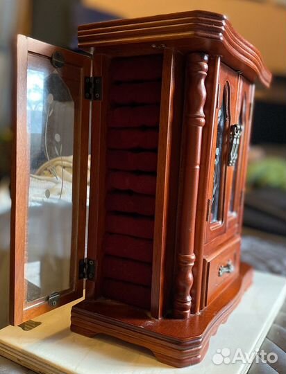 Шкатулка-шкаф для украшений