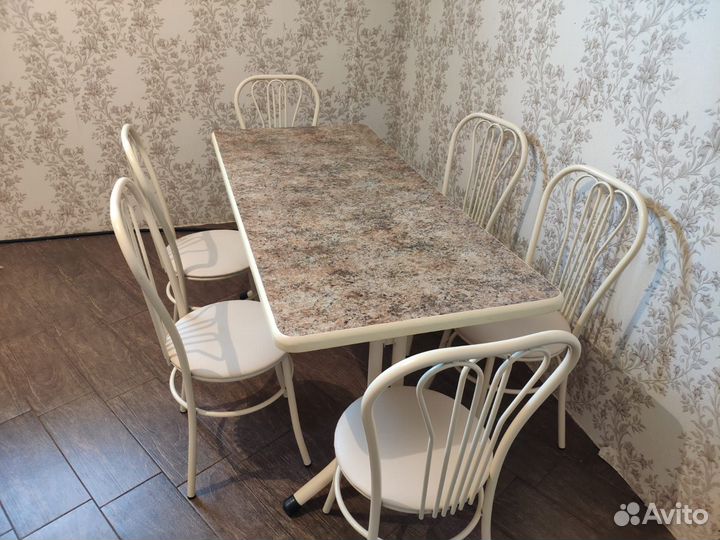 Кухонный стол и стулья