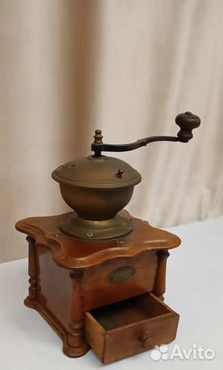Старинная кофемолка большая функциональная