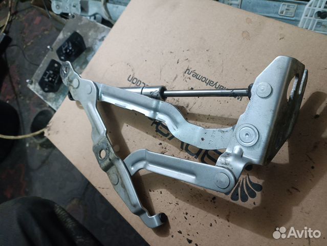 Левая петля багажника Volkswagen Passat B5+