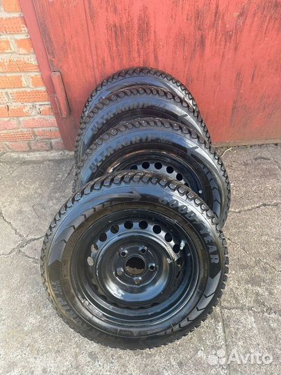 Колеса в сборе 195/65 R15 Зимние шипованые+колпаки