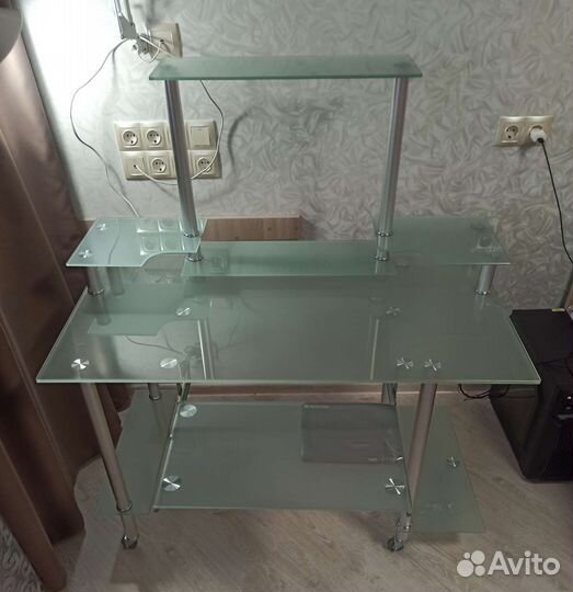 Компьютерный стол стеклянный