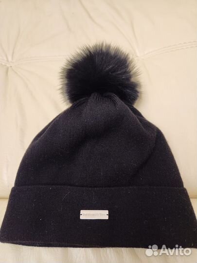 Шапка женская с помпоном из песца черная