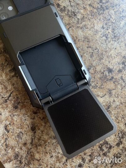 Чехол на iPhone 11 с отсеком для карт