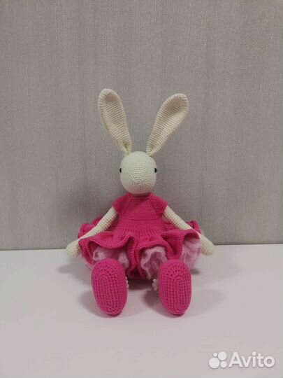 Вязаный зайчик. Ручная работа