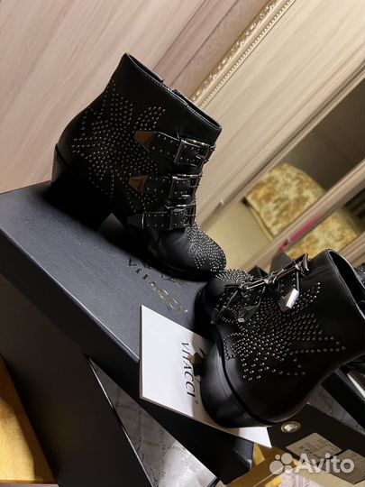 Ботинка казаки Vitacci