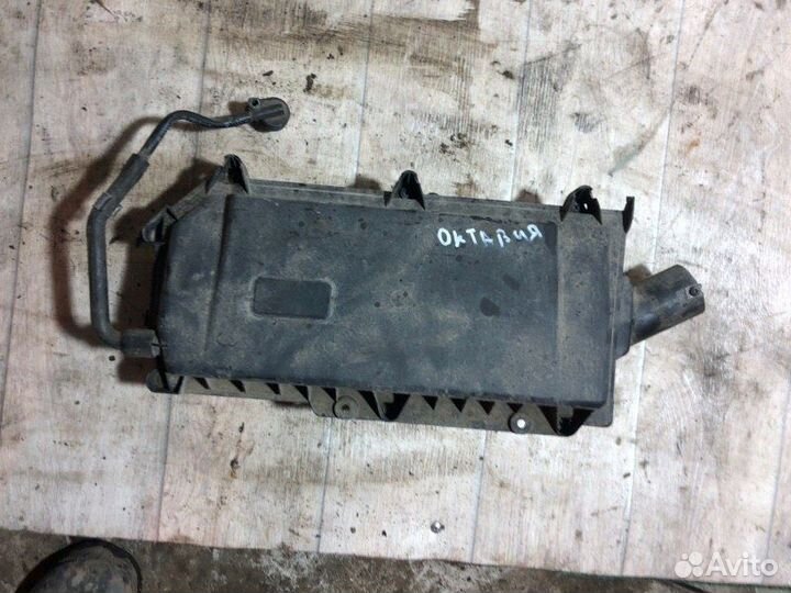 Корпус воздушного фильтра Skoda Octavia A4 Tour