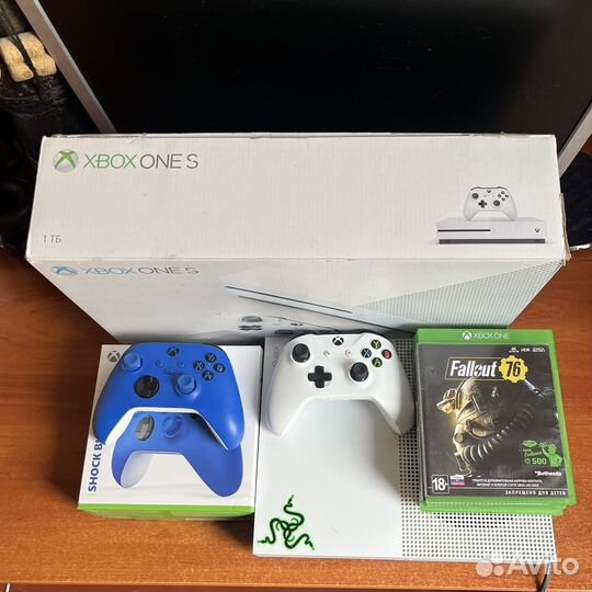 Xbox One s 2 геймпада 1tb