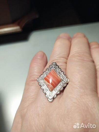 Новый комплект серьги и кольцо с розовыми кораллам