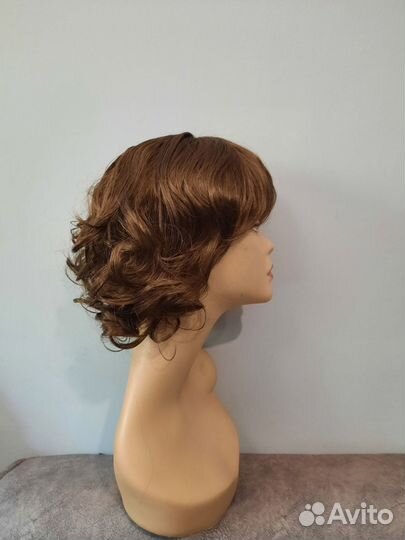 Коричневый парик с челкой и тонкими локонами