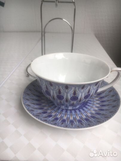 Чашка с блюдцем на подставке