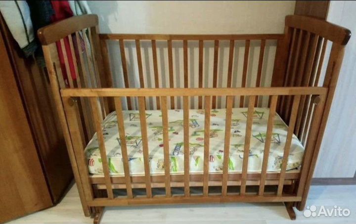 Детская кроватка с поперечным маятником