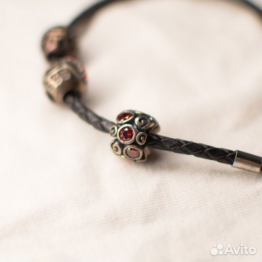 Кожаный браслет Pandora с серебрянными шармами