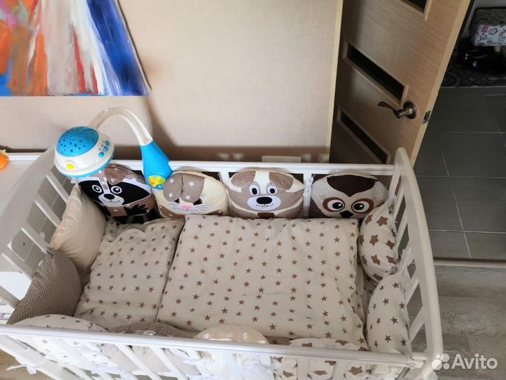 Детская кроватка с маятником белая