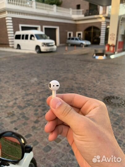 Правый наушник AirPods 1