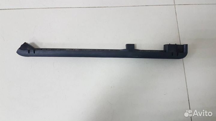 Направляющая шторки багажника Skoda Yeti 2009