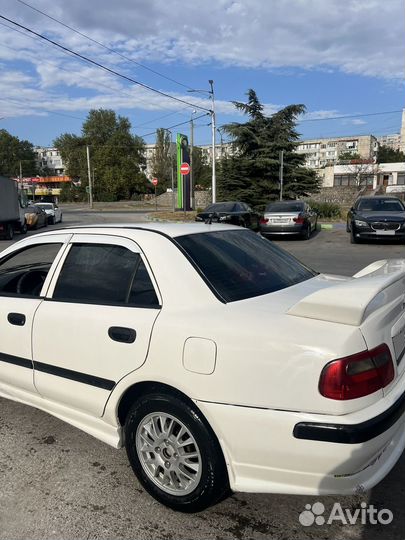 Mitsubishi Carisma 1.6 МТ, 2000, битый, 420 000 км