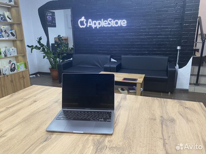 Macbook Pro 13 8/256 gb Space gray