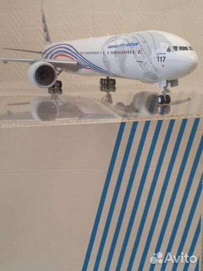 Модель самолета Boeing777-300