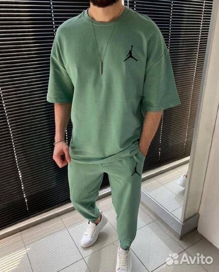 Мужской спортивный костюм