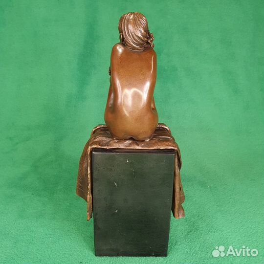 Бронзовая статуэтка Обнаженная на покрывале